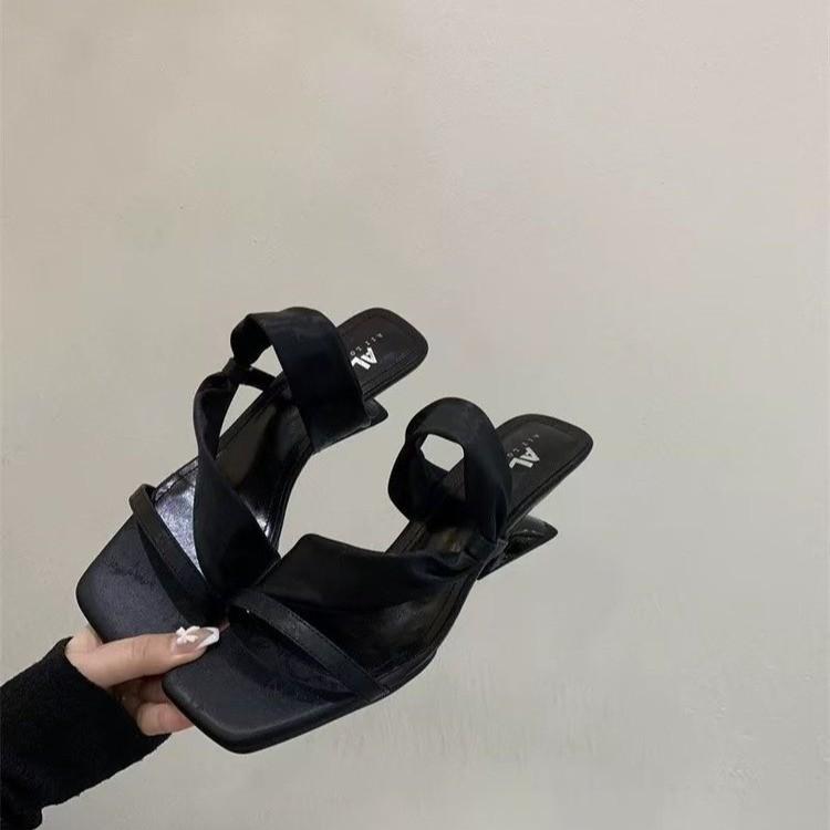 

Fashion Hot Selling Sandalias De Mujer Retro Women s Sports Shoes 2025 Summer Fashion Dress Sandals Slippers Elegant High Heel Sandals 40