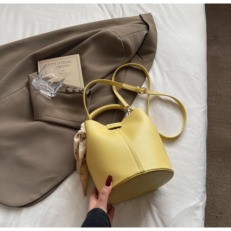 Popular temperament portable bucket bag 2025 spring new high-end messenger bag popular fashion women's shoulder bag