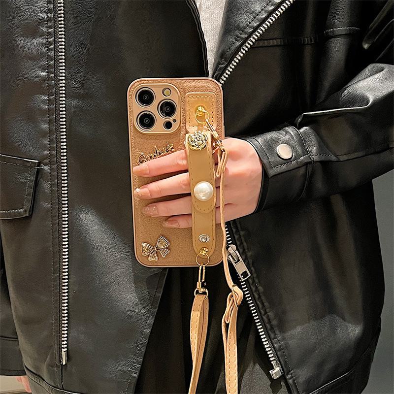 Etui na telefon Apple 15Promax: Pełny pakiet ze skórą Pit Grain, skośny wiszący skórzany pasek na nadgarstek z perłą, metalowe detale. 12-miesięczna gwarancja.