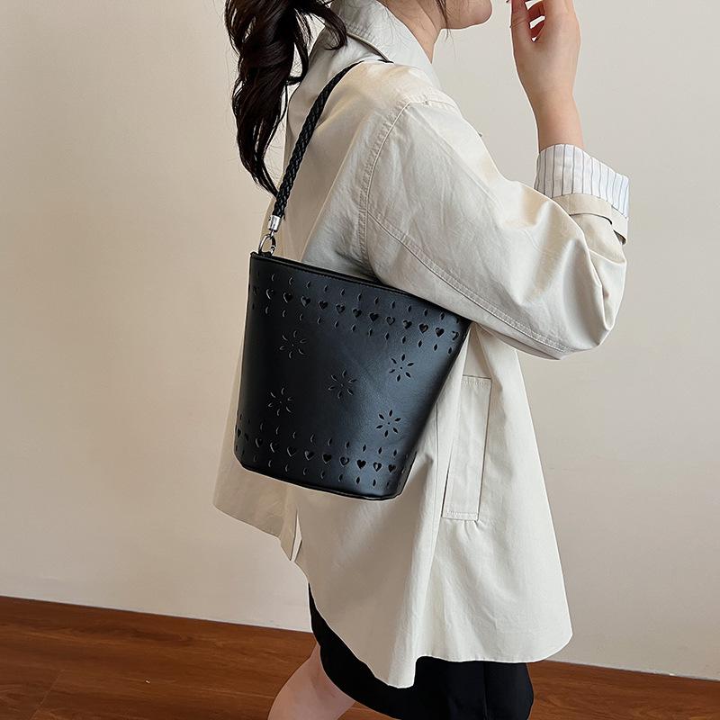 

Premium single shoulder women s bag summer new niche handbag hollow oblique span underarm bag bucket bag чорний