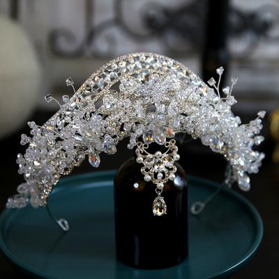 Evropský styl Nová luxusní a elegantní svatební koruna pro nevěstu Spona do vlasů Ručně vyráběná křišťálová koruna Tiarra Ozdoby do vlasů Svatební doplňky