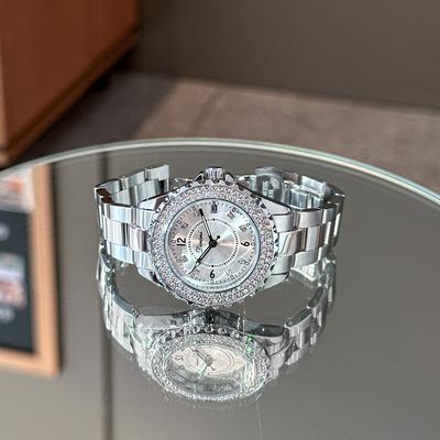 Fashionable Temperament Disc Light Luxury Water Diamond British Ladies Watch Elegant Commuting Daily Steel Band Watch