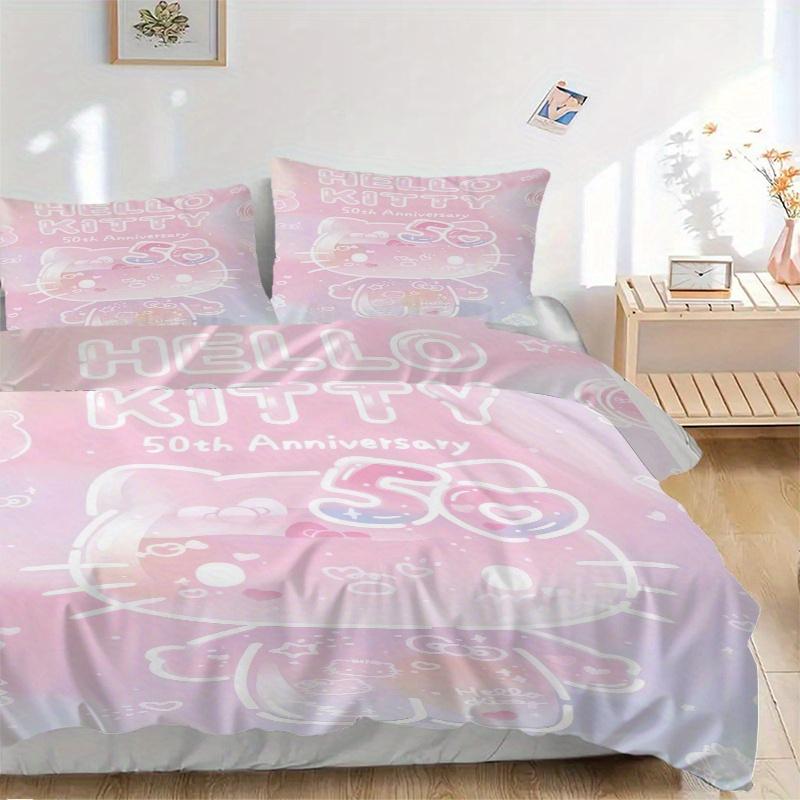 3pcs 50th Anniversary Hello Kitty Printed Quilt Set - Includes 1 Quilt Cover and 2 Pillowcases, Machine Washable - Suitable for All Seasons.W002 135x200cm