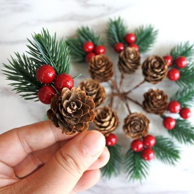 10 STÜCKE Künstliche Blumendekor Weihnachten Tannenzapfen Rote Weihnachtsbeere DIY Home Weihnachtsgeschenkbox Dekor Tannenzapfen Weihnachtsschmuck