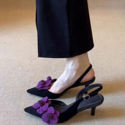Sandales rétro à bout pointu à fleurs stéréo Baotou pour femmes à talon aiguille et bride arrière de voyage avec jupe Sandales pour femmes à porter à l'extérieur