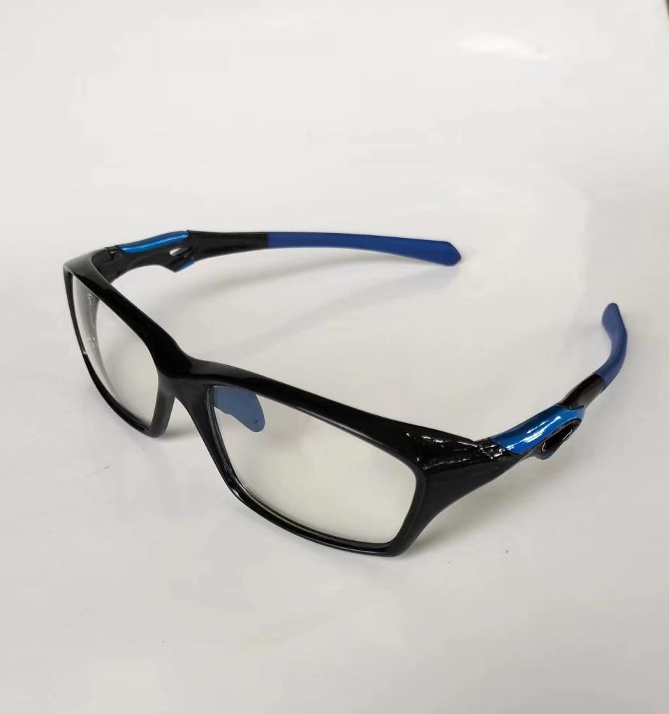 

Легкие регулируемые спортивные очки с гибкими дужками и настраиваемыми носоупорами.