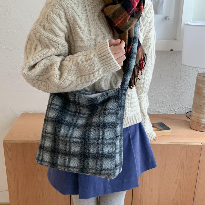 New Winter Autumn Plaid Furry Crossbody Bag Women Large Capacity Retro Shoulder Tote Bucket Bag Simple and Versatile Storage Bag