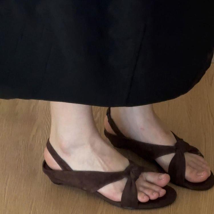 Retro Low-heeled Versatile Kink Roman Shoes for Women's New Super-foreign Fashion Niche Design Open-toed Round-head Sandals