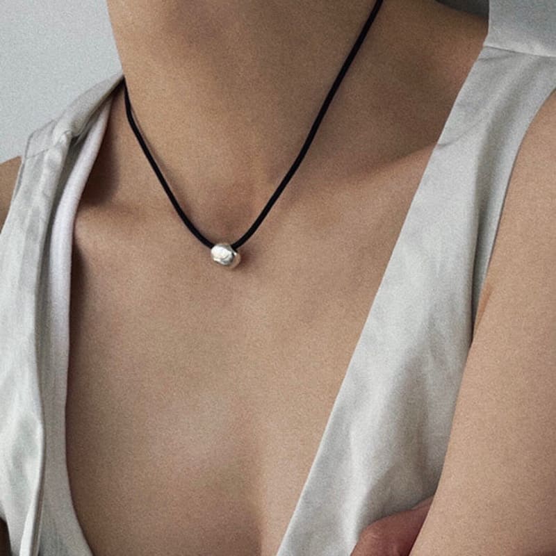 

Thro.er d.a2 Necklace one