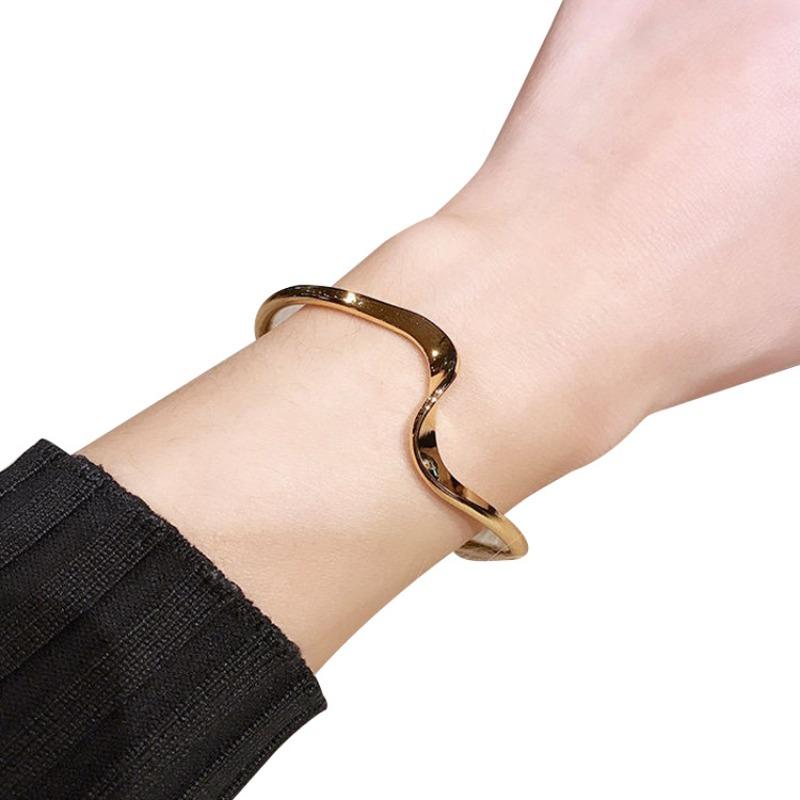 Cold Wave Pattern Bracelet - A Unique and Versatile Design for Women, Featuring Simple and Elegant Design On The Opening of The Bracelet