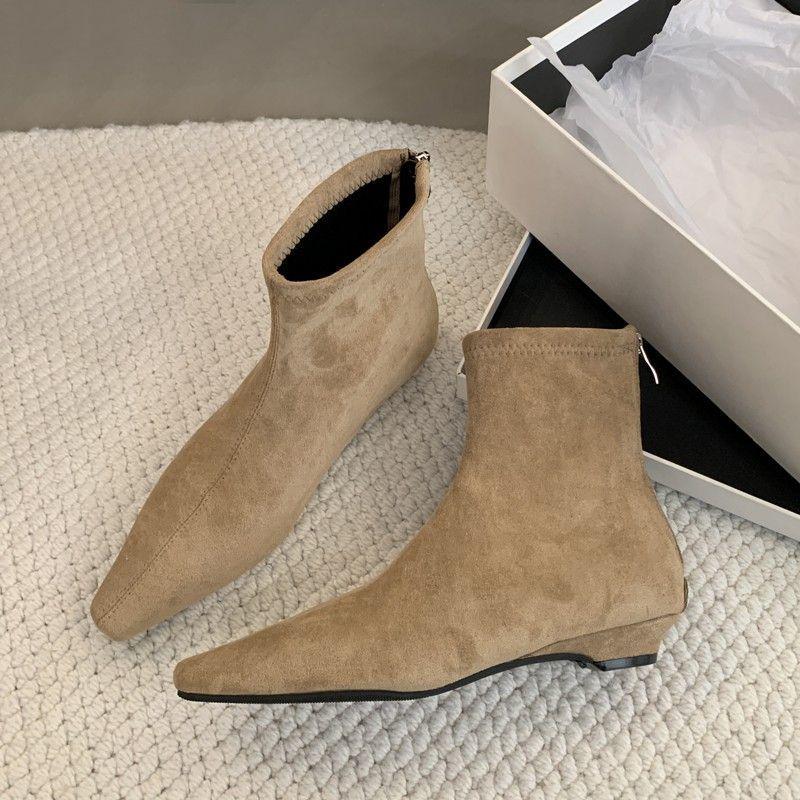 2025 Damers Mångsidiga Ankelstövlar i Mocka: Spetsig tå, Fyrkantig klack, Elastisk passform