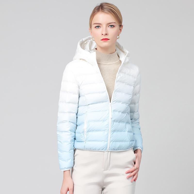 

Женская короткая пуховая куртка-пуховик с градиентом из пуха белой утки - Стильная, теплая, с капюшоном, повседневная верхняя одежда на осень/зиму 2024. M (45-50 kg)