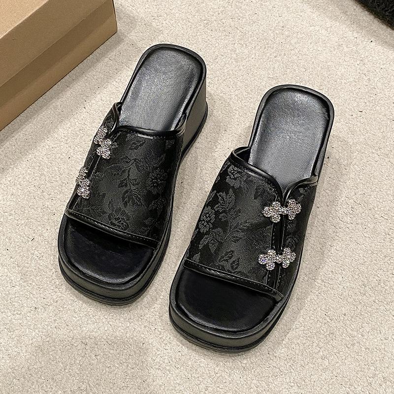 

Летние современные тапочки на среднем каблуке на танкетке 2024 года, высококачественная обувь для женщин, однотонные неглубокие этнические женские тапочки Chinelos