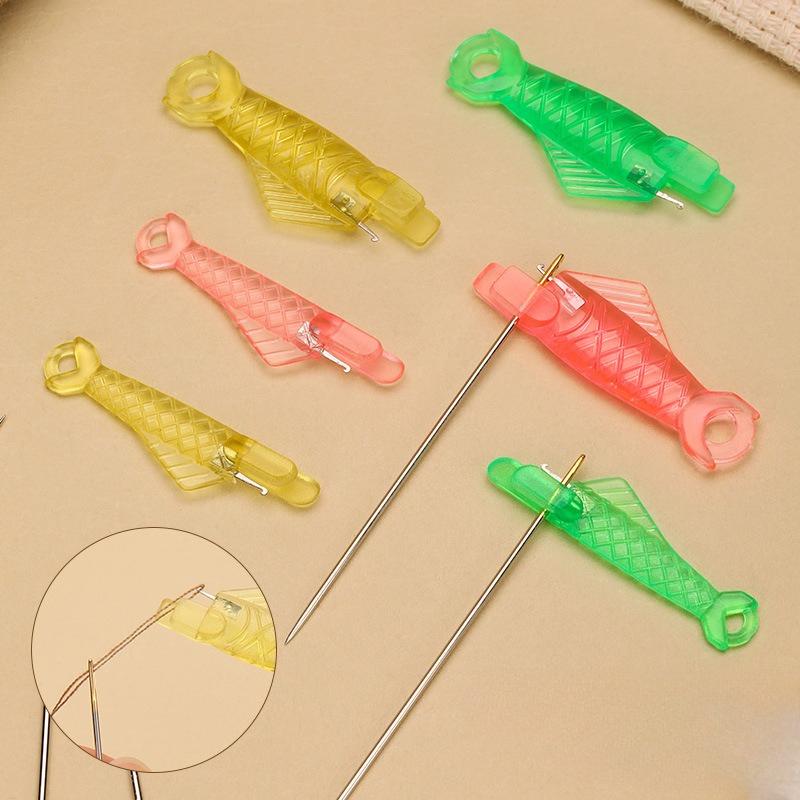 Dispositivo Passafilo in Plastica a Forma di Pesce, Pezzo Passafilo, Accessori per Cucire Abiti Gadget Passafilo Fai da Te