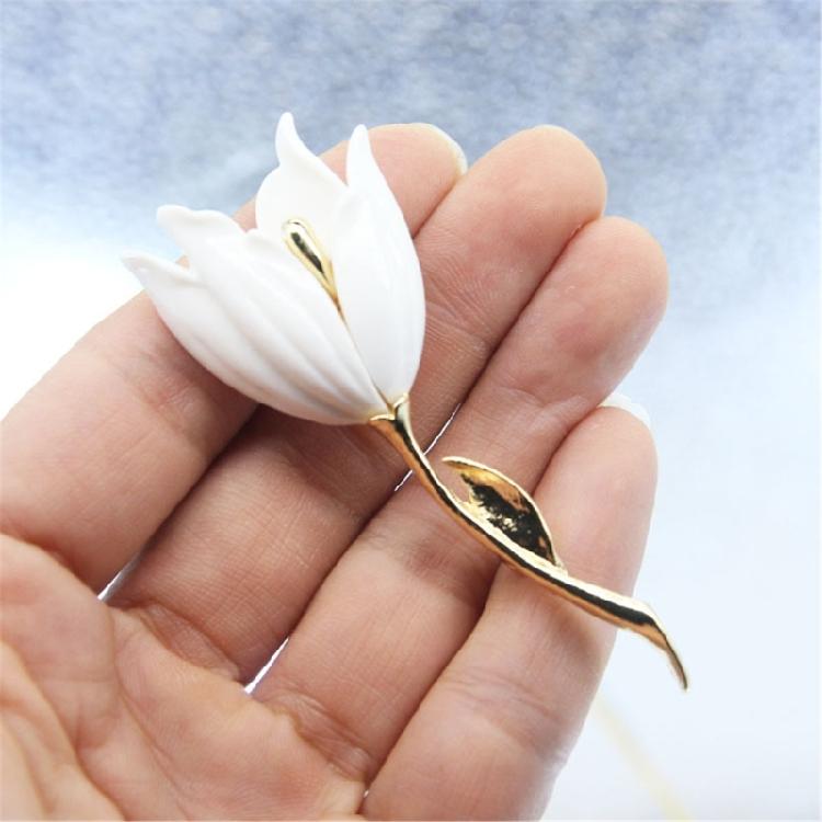 Sophisticated Magnolias Flower Brooch White Tulips Pin Decoration for Women’s Coats Backpack Hat Jewelry Accessories