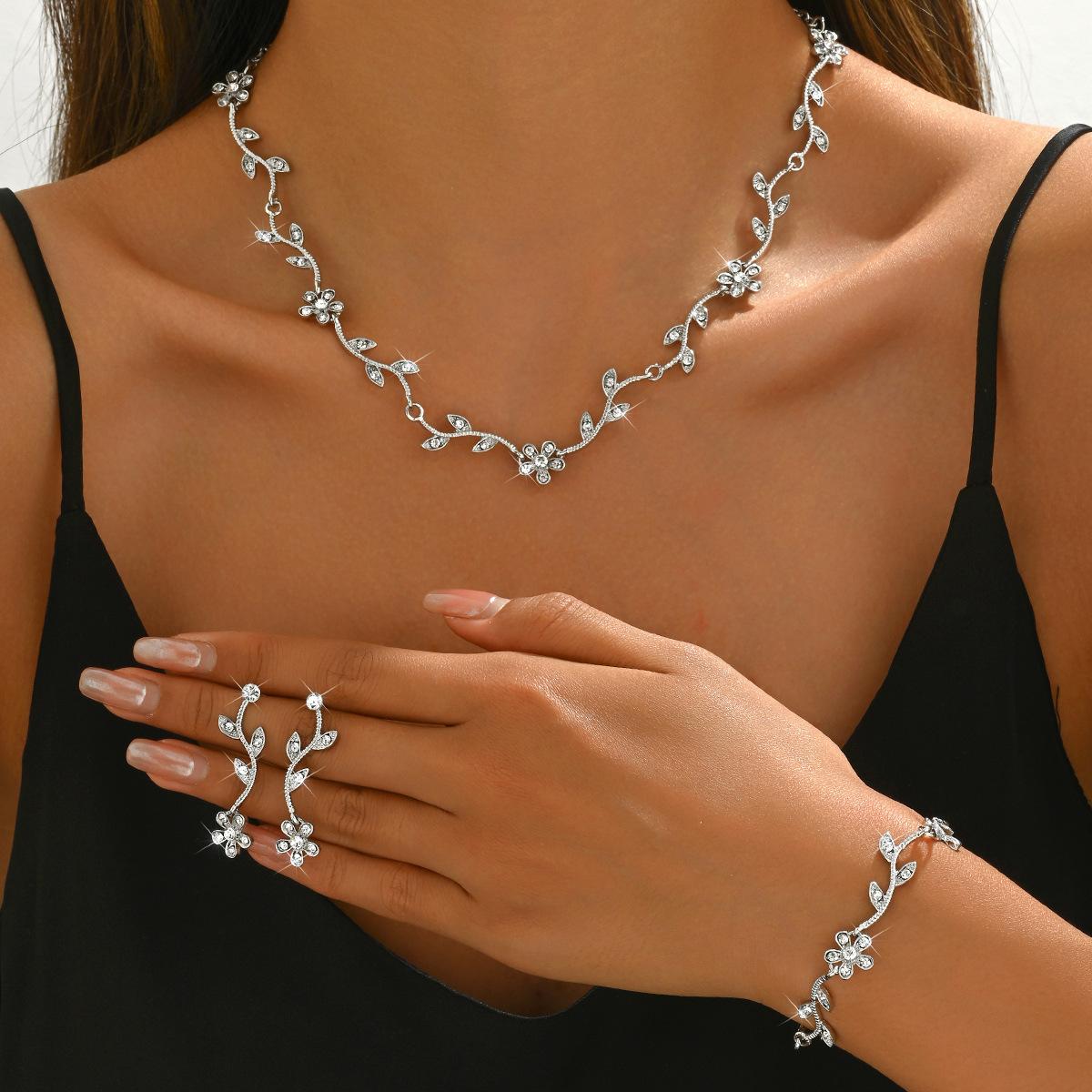 

2026 Necklace Earrings Bracelet Set Leaf Style Personalized Fashion Niche Dress Banquet Party Matching 45CM
