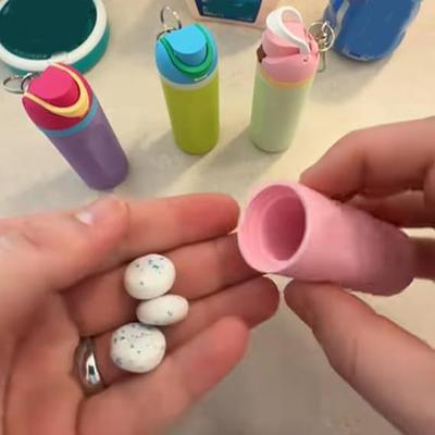 Creatieve Leuke Fles Sleutelhanger Hanger 3D Geprinte Lippenbalsem Houder Fles Sleutelhanger Tas Decoratie Ambachtelijk Cadeau Sleutelhanger Auto Cadeaus
