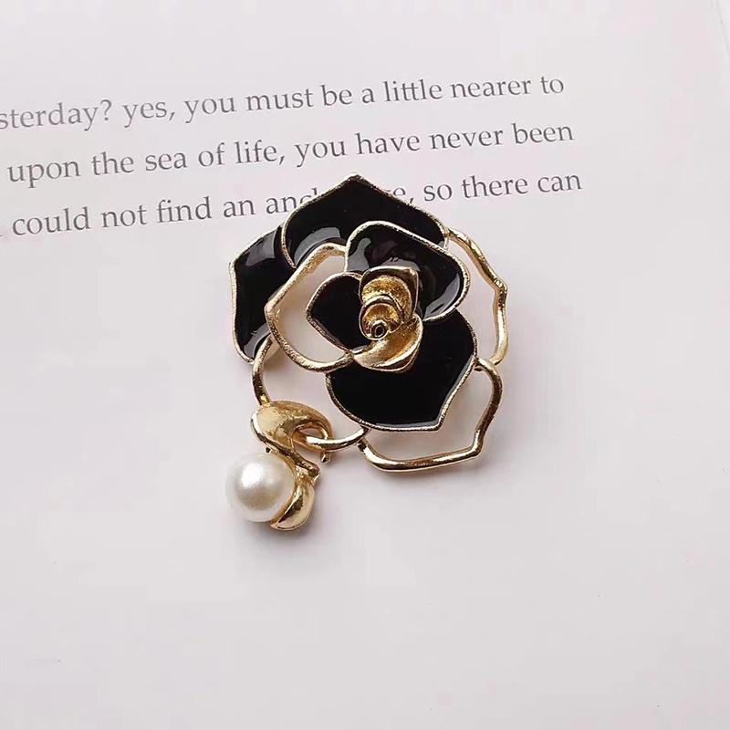 Elegant White Black Camellia Flower Brooches Pins For Women Beautiful Flower Plant Dressing Clothes Corsage Jewelry Accessories