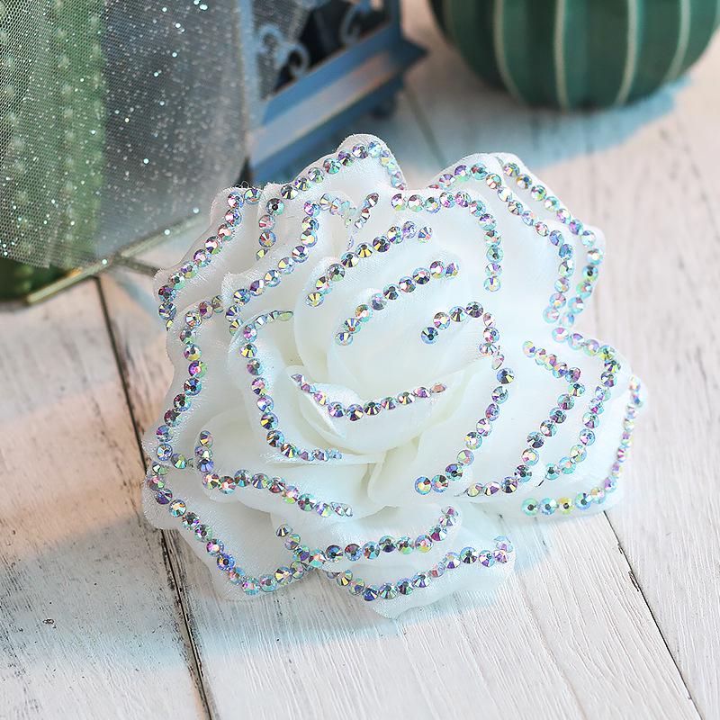 Set červených třpytivých květinových sponek do vlasů a náramku pro dívky na latinskoamerické tance