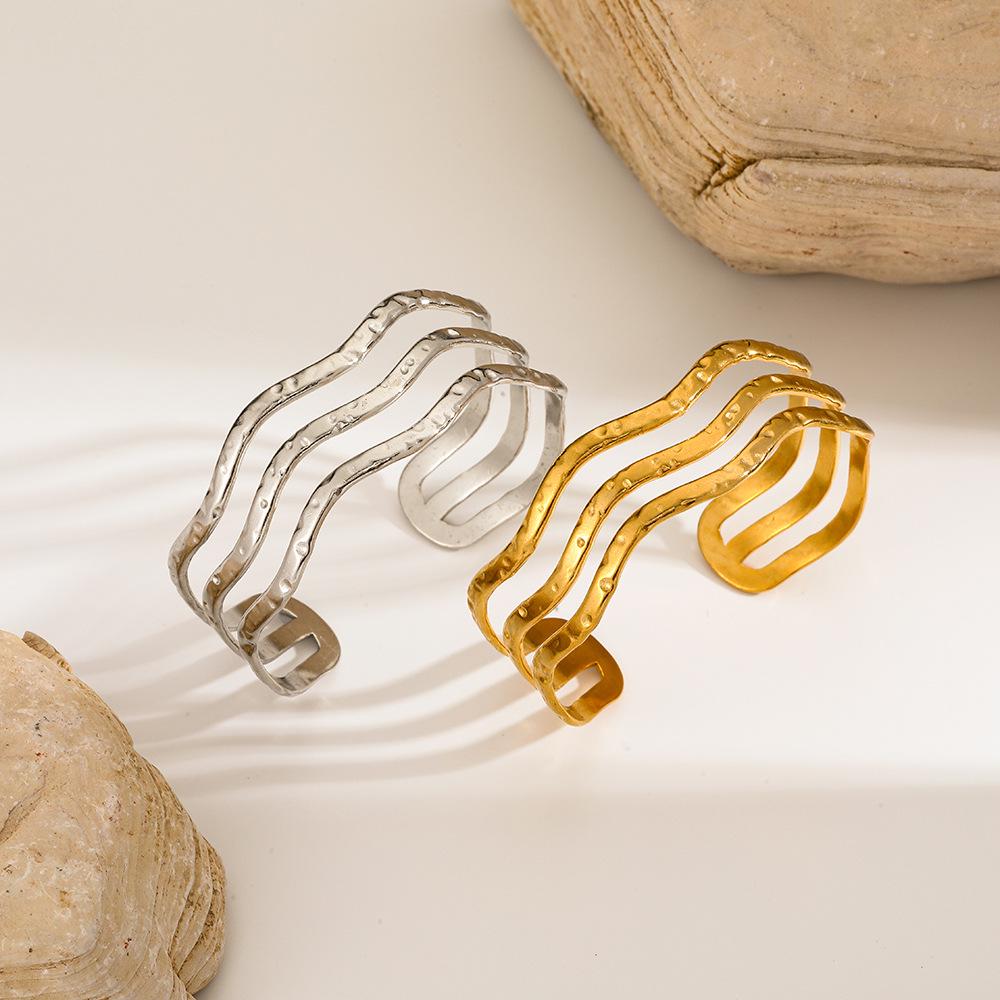 Elegante Bracciale Stratificato in Acciaio Titanio Dorato Stile Europeo-Americano per Donna
