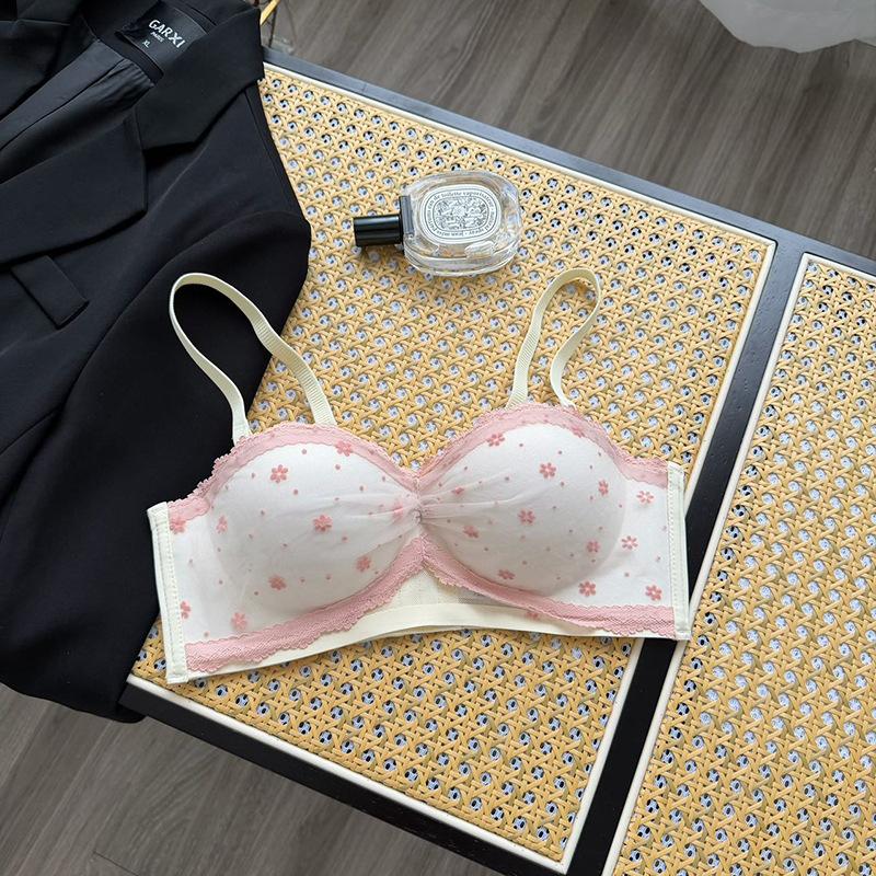 Lace small breasts gather and show a large half cup of underwear for women's flat breasts. The upper cup is supported to prevent sagging
