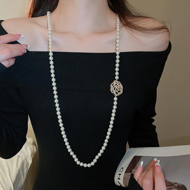 Fashionable Floral Geometric Necklace with a Light Luxury Style Sweater Chain and French Retro Accessories