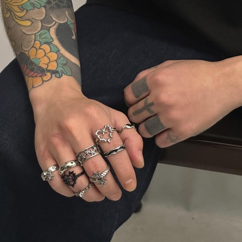 Set di 9 anelli gotici argentati per donna uomo accessori punk grunge con spine con teschi, cuori, serpenti e rane