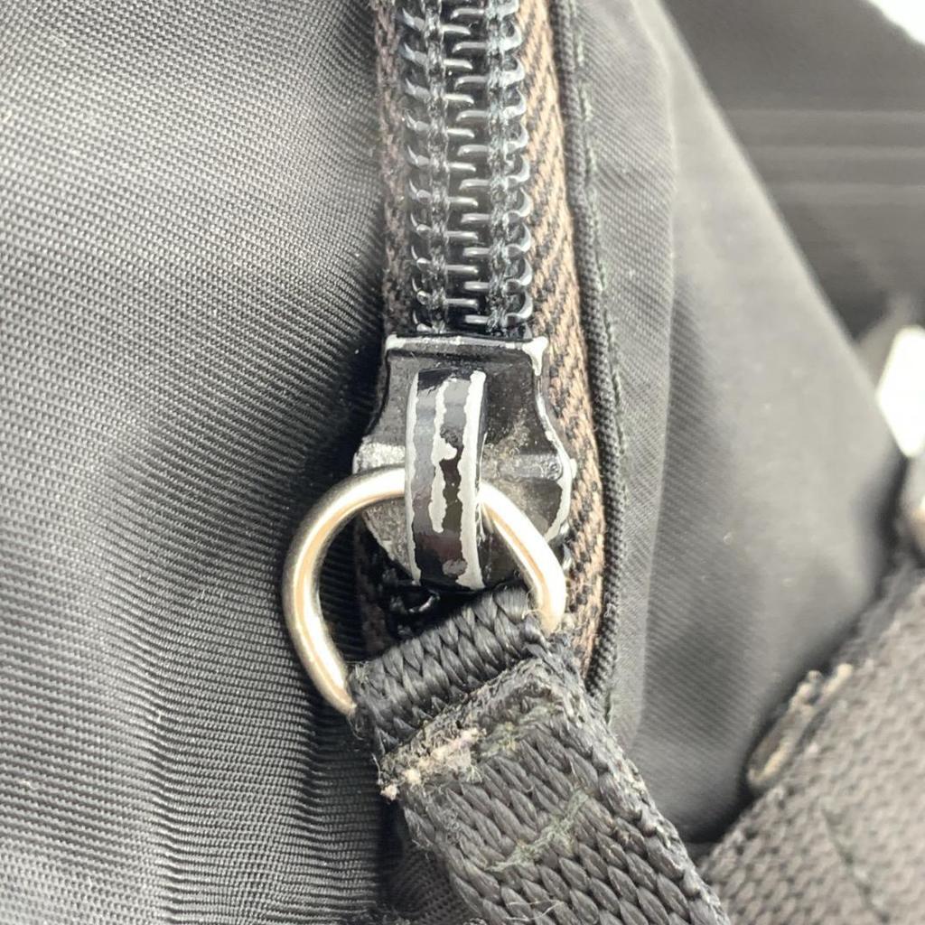 Prada Pocono Schultertasche Kameratasche Crossbody Tessuto Nylon Leder Schwarzer Schultergurt Crossbody Dreieckiges Logo-Schild Weißes Etikett