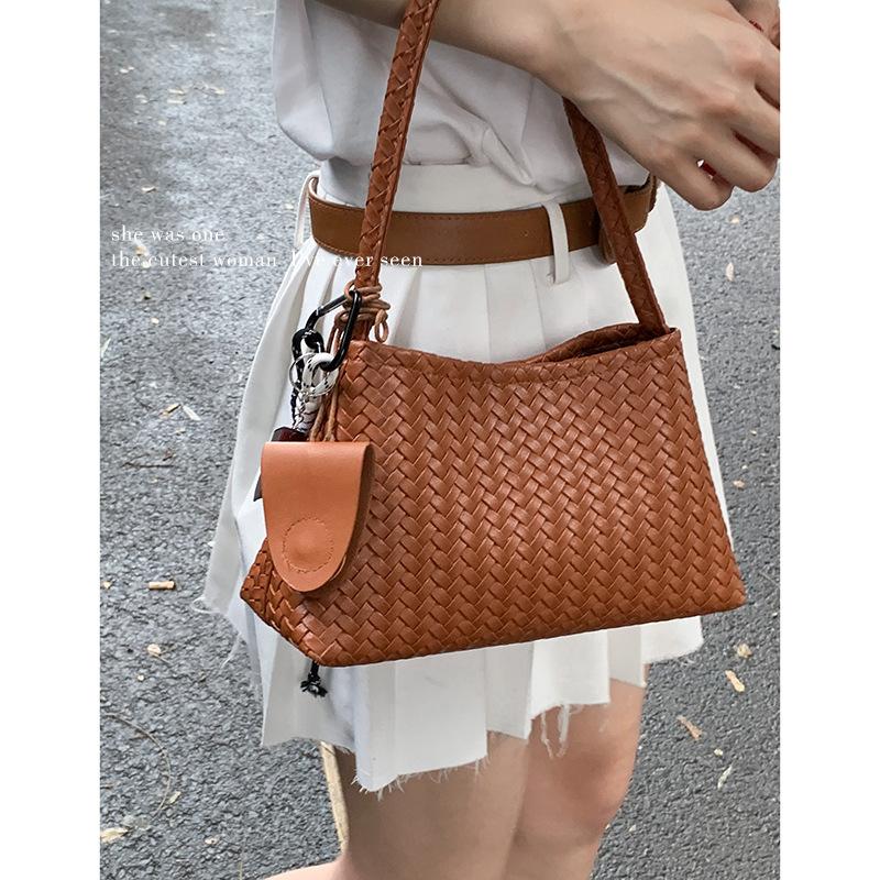 Retro woven high-end sense niche single shoulder tote bag women's 2025 new versatile large-capacity commuter underarm bag