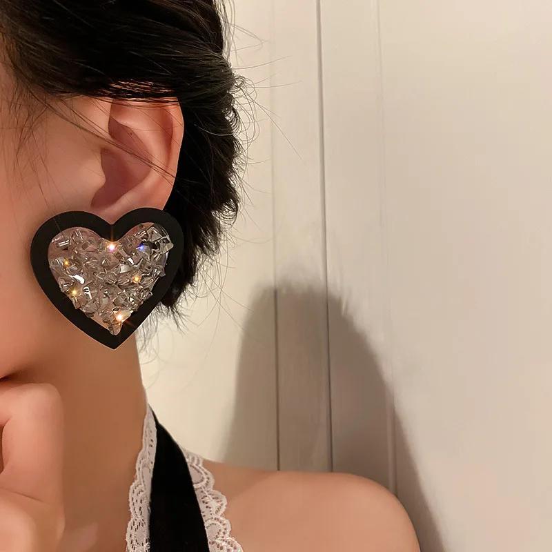 Vintage Hyperbole Irregular Glass Black Heart-shaped Stud Earrings For Woman Luxury Party Unusual Earrings Fashion Gift