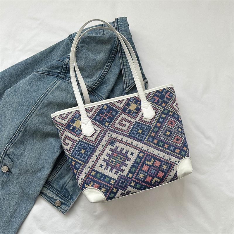 Chic Large Capacity Canvas Tote Bag For Women Fashionable Shoulder Bag With Zipper