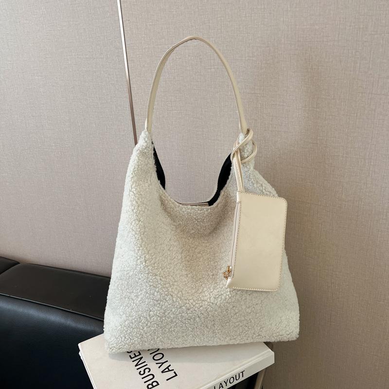 

Autumn and winter large-capacity lamb plush bag women s leisure commuting shoulder bag plush bag tote bag белый