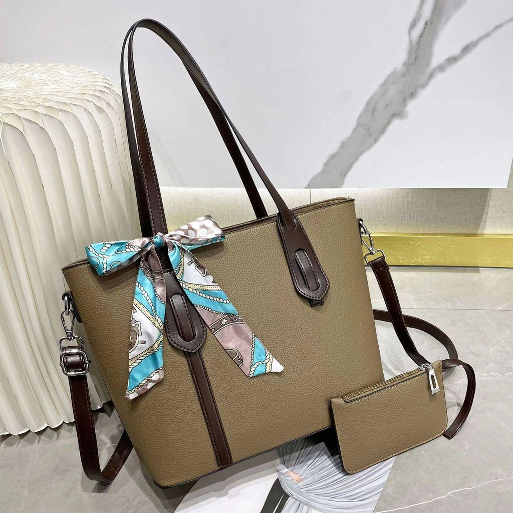 Fashionable Oversized Tote Handbag With Inner Compartments For Leisure And Shopping