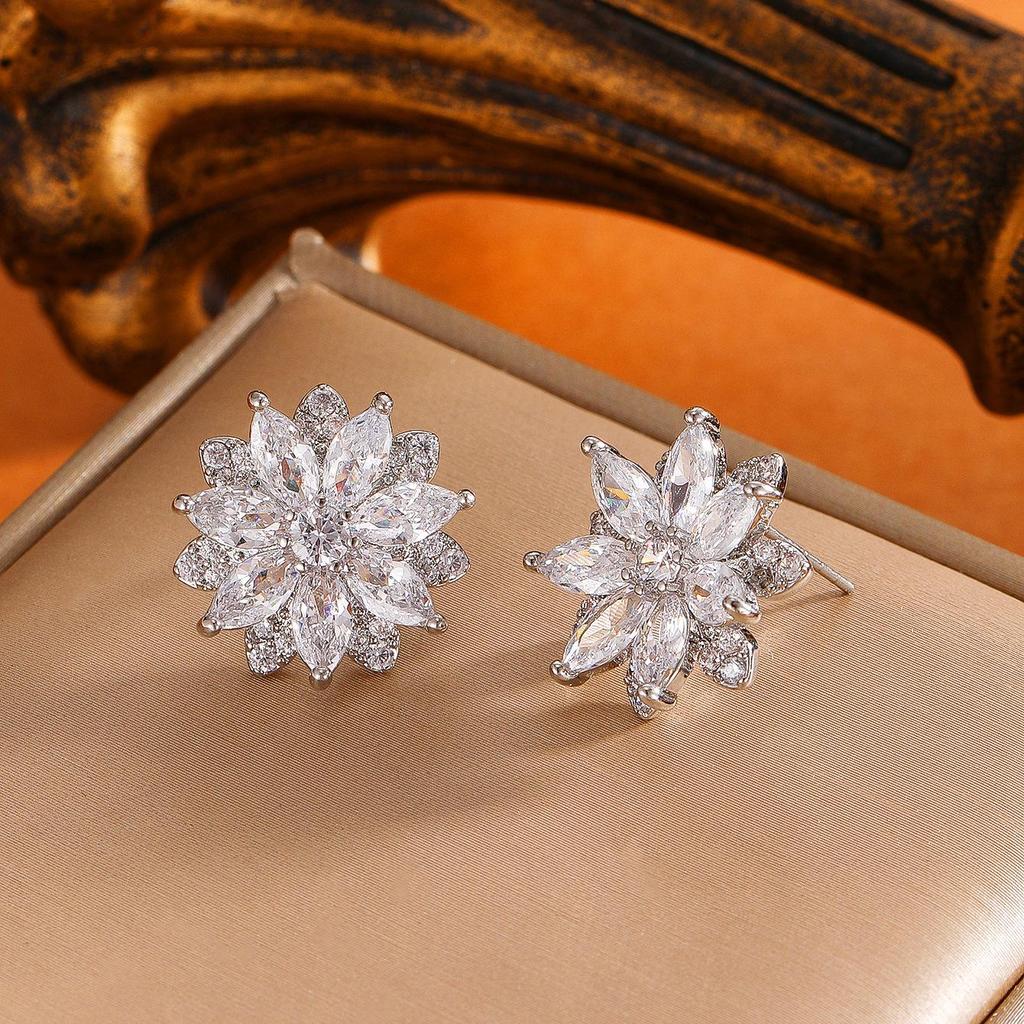 European-American Zircon Flower Stud Earrings: Women's Stylish Versatile Fashion Jewelry