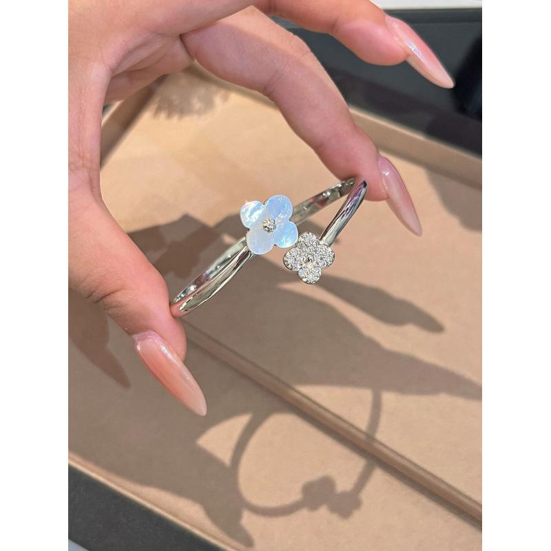 Französische Retro Vierblatt-Blume Weißes Muschel-Halsband, Fünf-Blumen-Armband, Blütenblatt-Temperament, Fortgeschrittenes Leichter Luxus-Set, Live-Übertragungszubehör