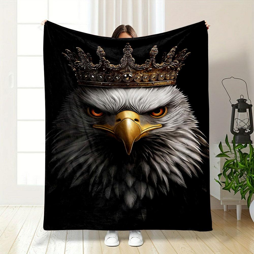 Ein königlicher Adler mit detaillierten Federn, der eine verzierte goldene Krone trägt. Decke für alle Jahreszeiten Mittagspause Überwurf Geschenk