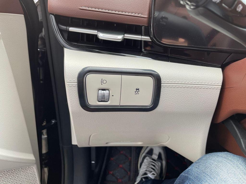 2021 Hyundai Mistra Interior Modification Kit: Armrest, Air Vents, Headlight Adjustment, and Trim.