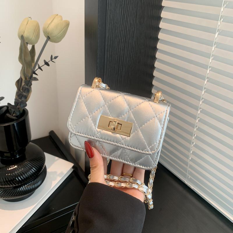 Korejská verze diamantové jednobarevné řetízkové malé čtvercové kabelky letní nová trendy módní kabelka přes rameno jednoduchá a módní dámská crossbody kabelka