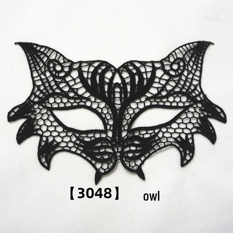 Černá krajková královská oční maska na Halloween nebo kostýmové večírky