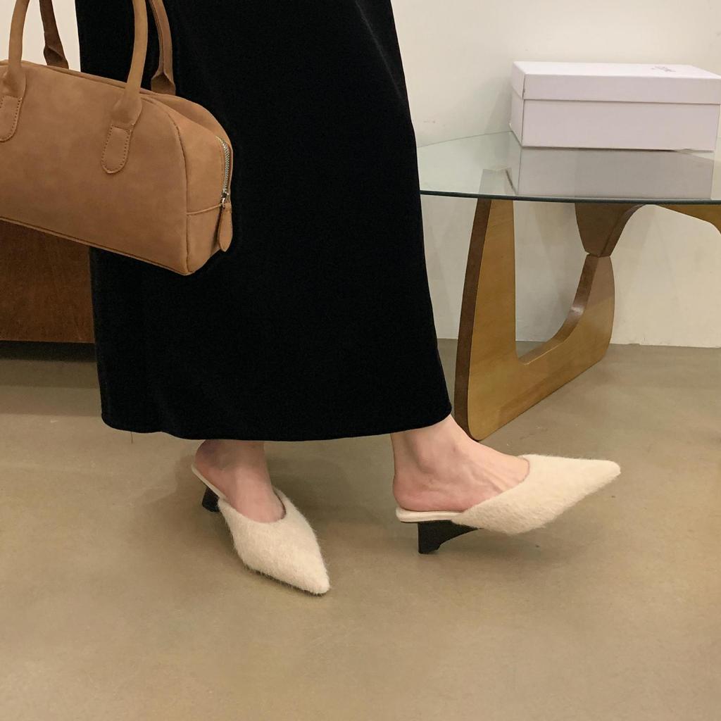 In the autumn of 2025, the new pointed-toed wedge heel, medium heel, half-tow, European and American fashion bag head, high-heeled fluffy shoes, sl