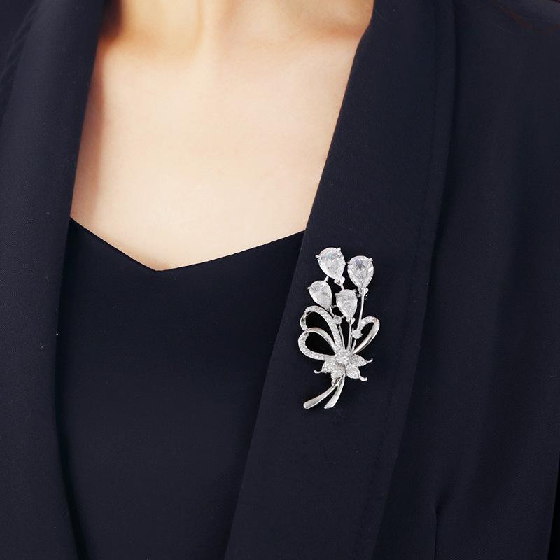 High-end crystal temperament brooch female swan snowflake luxury atmospheric brooch sweater pin suit trendy accessories