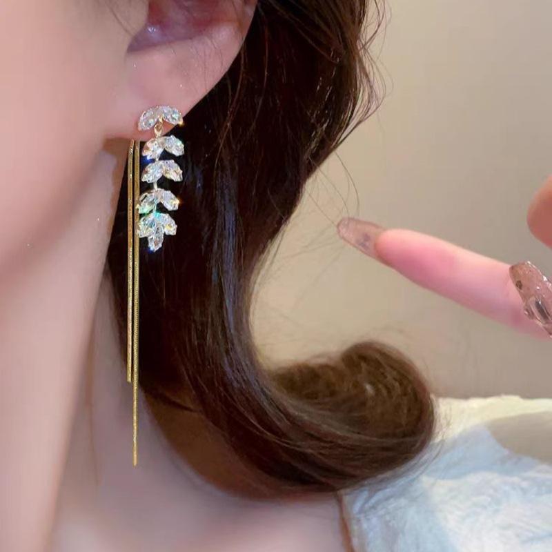 High-end Zircon Pendant Earrings with Fringes for Women, Classic Ear Pendants That Are Versatile and Exquisite.