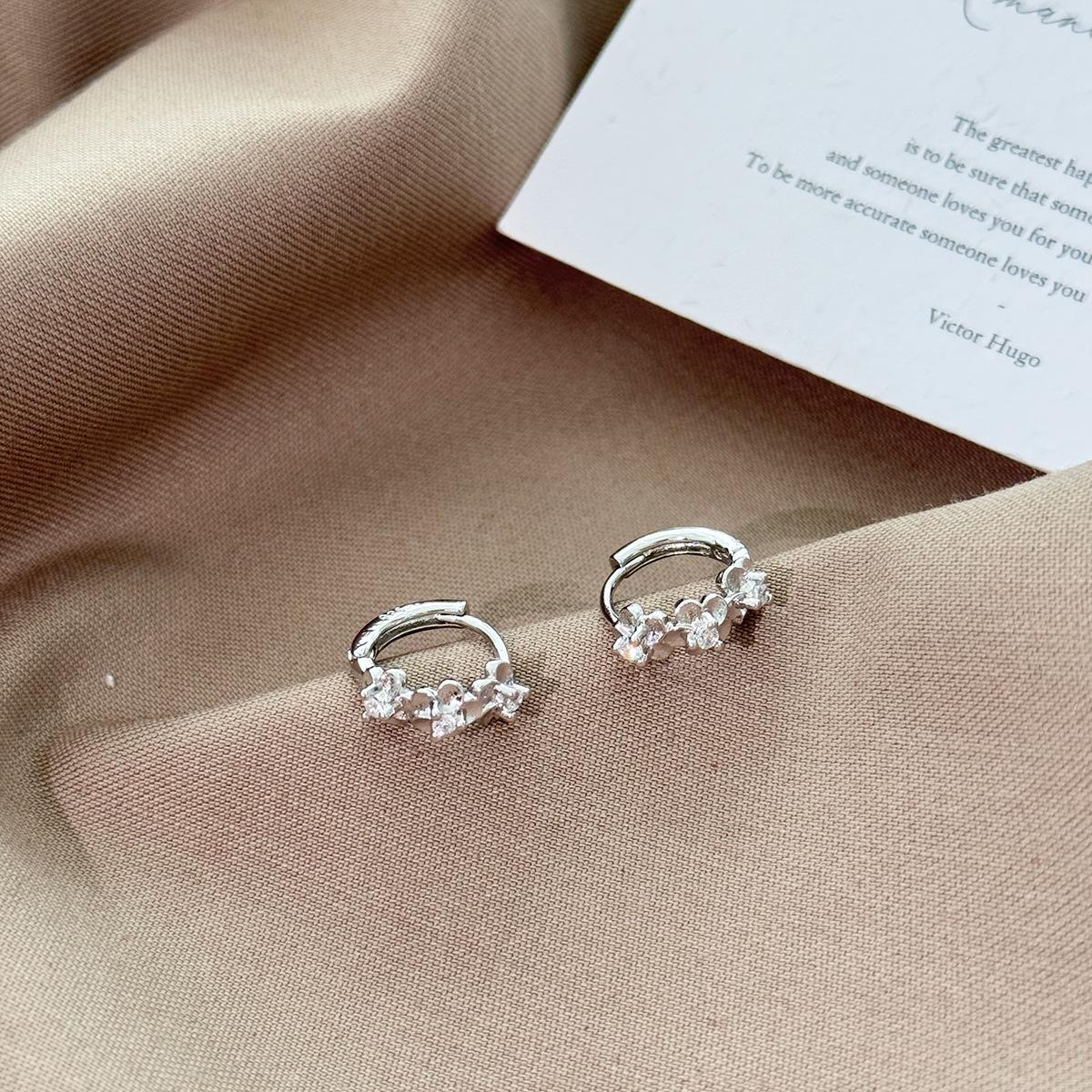 

Fashion Retro Metal Flower Ear Buckle Earring Trend Simple Hoop Earrings For Women Girls Aesthetic Jewelry Accessories Gifts