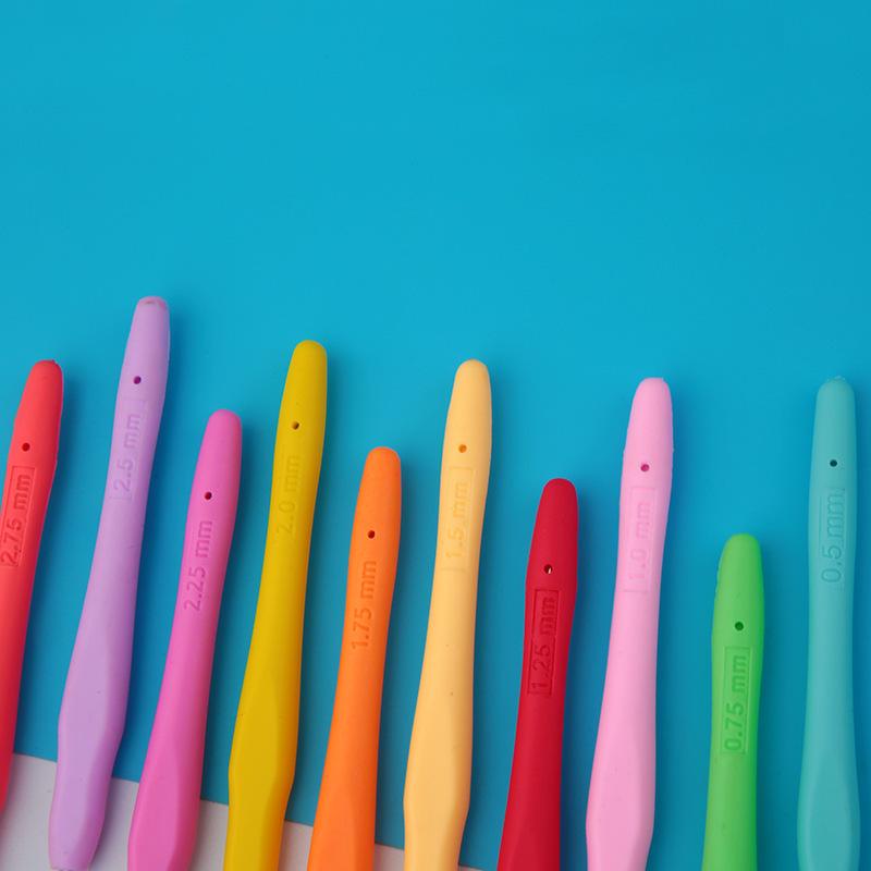 Colorful Metal Crochet Hook with Plastic Handle for DIY Knitting