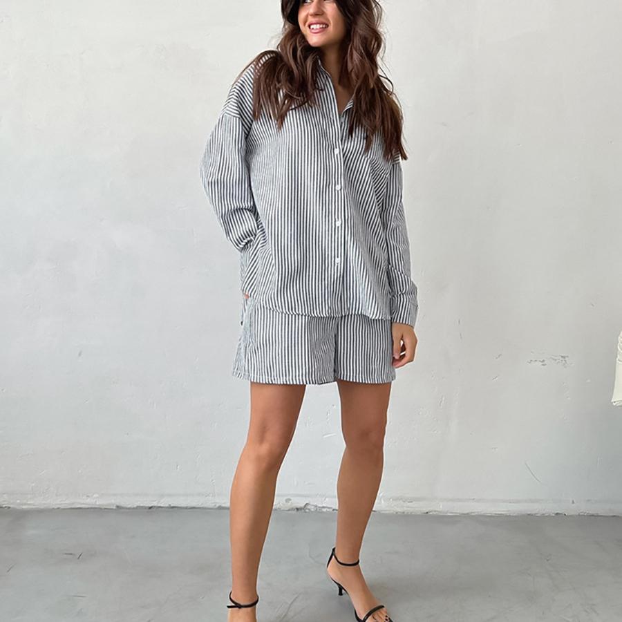 Modrá pruhovaná bavlněná košile s dlouhým rukávem a kalhotovým kostýmem, letní módní dámské oblečení