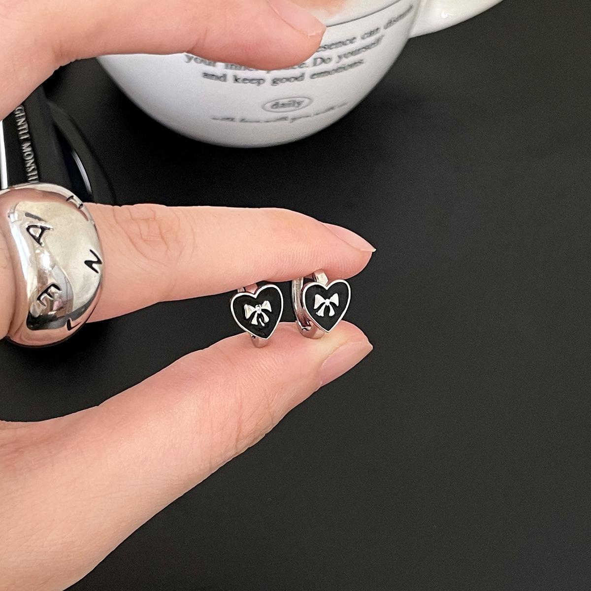 

925 Silver Needle Black Love Ear Buckle Women s ins Sweet Cool Wind Bow Earrings Niche Design Premium Ear Buckle Jewelry 925 silver needles
