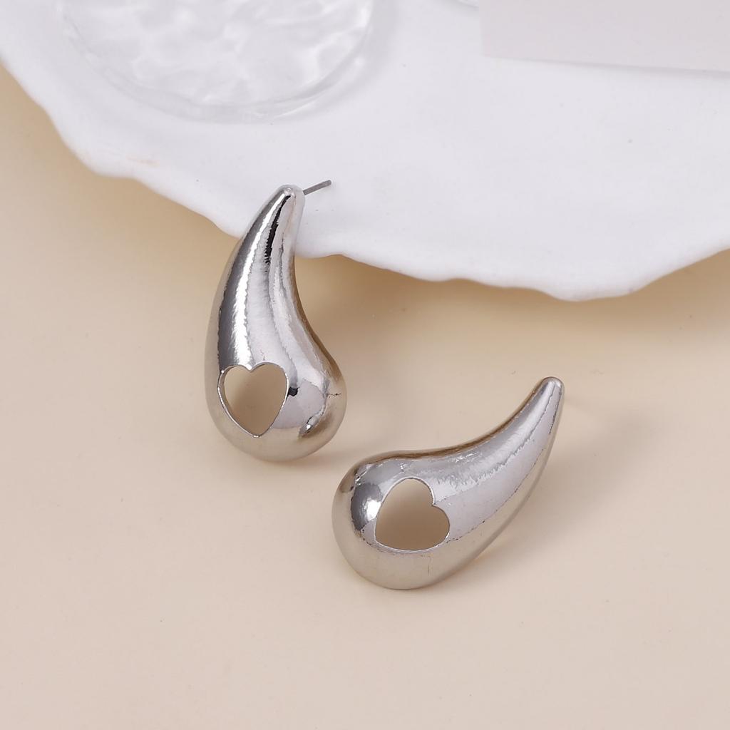 Creative and Personalized Design Sense, Hollowed-out Geometric Heart-shaped Teardrop Ear Studs, a Niche and Fashionable Daily Commuting Style