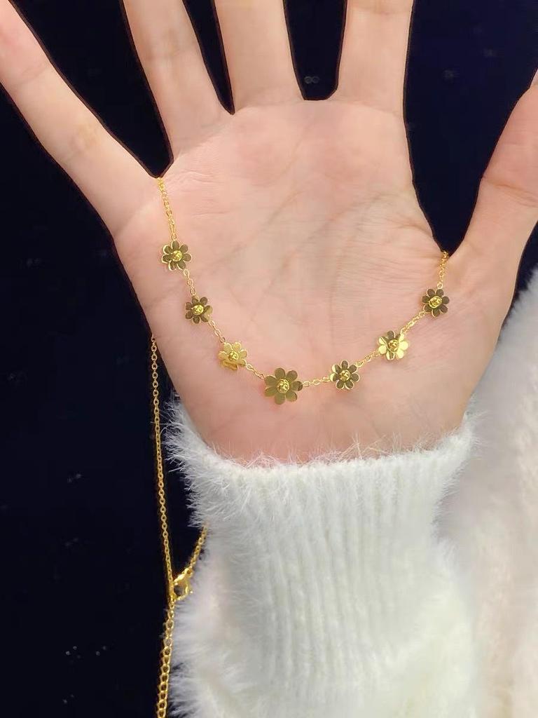 Chic 18k guldpläterad titanstål krysantemum nyckelbenshänge för kvinnor