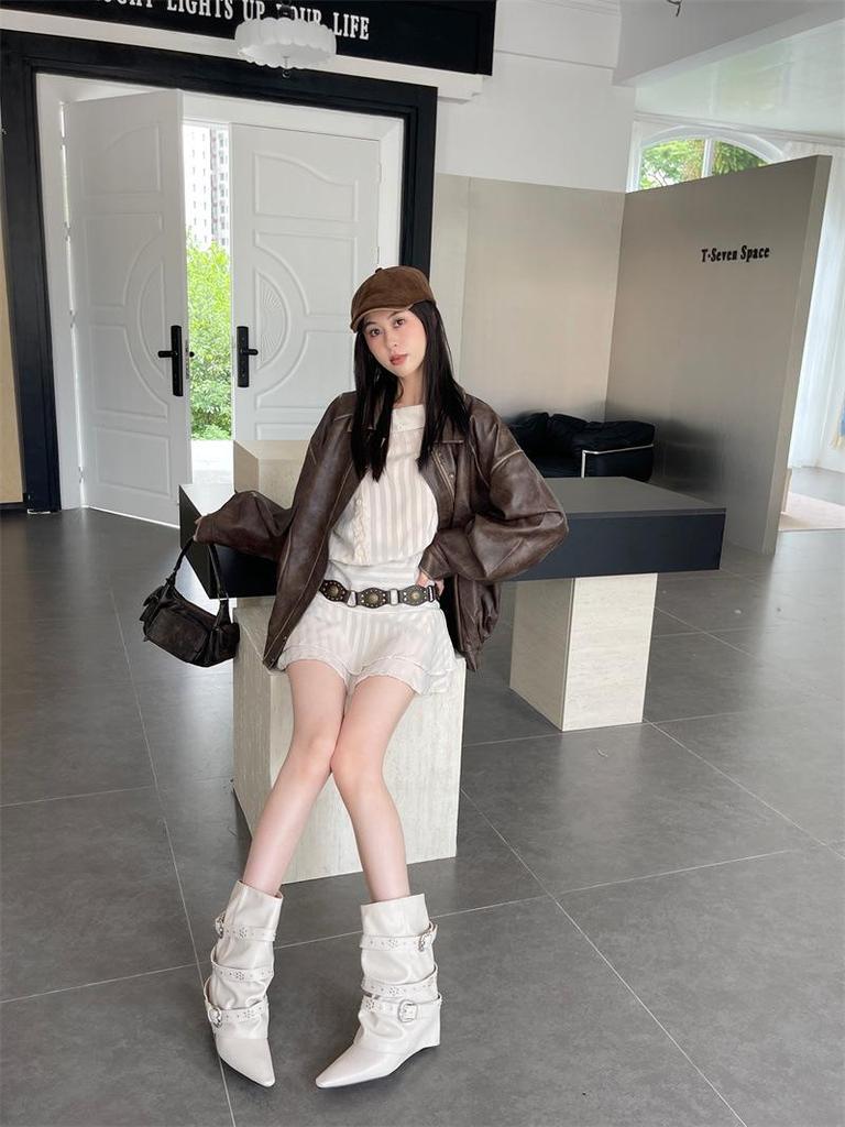 Französische weiße Stiefeletten aus Rindsleder: Modische spitze Zehenpartie, weiter Schaft, schlankmachende Gürtelschnalle, Nieten-Keilabsatz, kniehohe Hosenstiefel