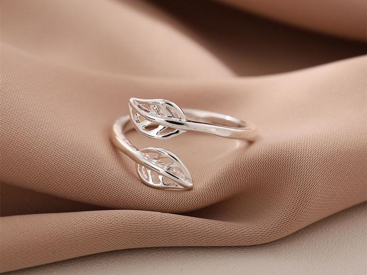 New Simple Minimalist Hollow Leaf Fashion Copper Jewelry Not Allergic Personality Sweet Maple Opening Rings R133